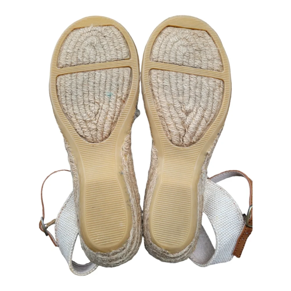 Cliff by White Mountain EspadrillesSize: 9 |Pre-Owned In Excellent Condition.